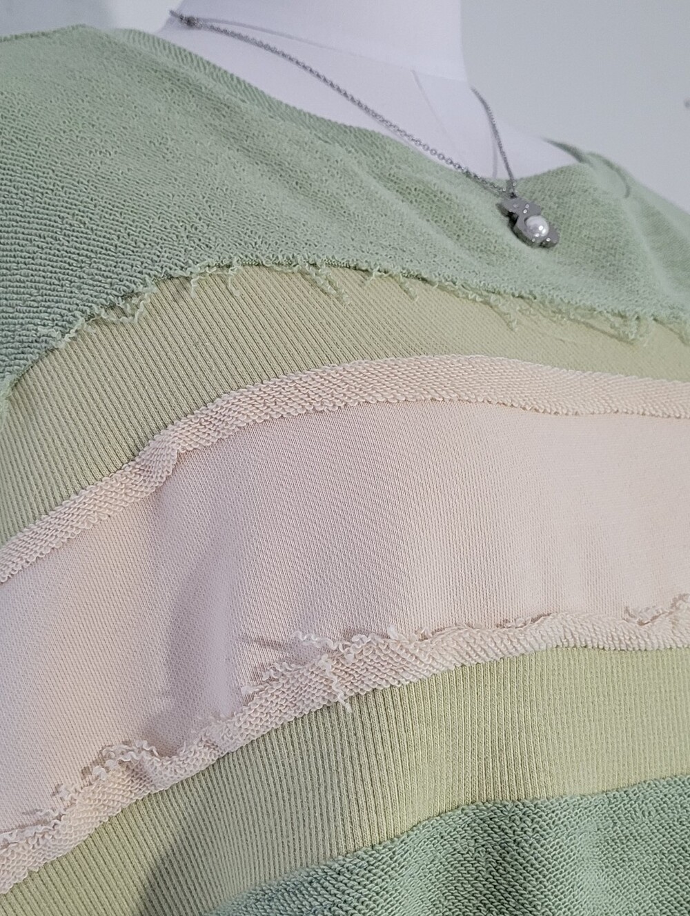 Lesticle Green and Cream Striped Women’s Pullover Sweater Size Medium - Picture 3 of 11